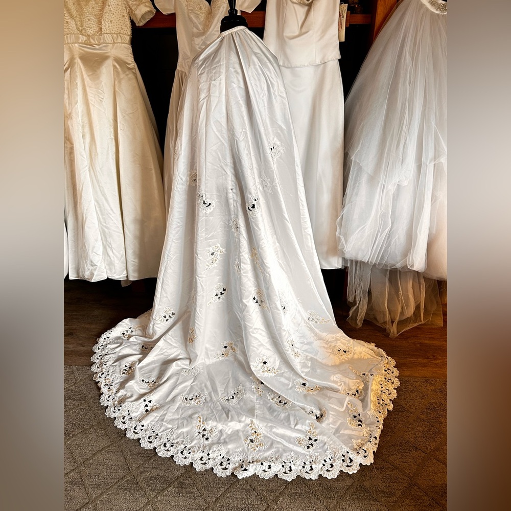 Elegant White Lace-Trim Bridal Train Skirt
